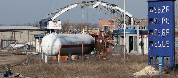 Автозаправочная станция, пострадавшая в результате боевых действий в аэропорту Донецка. - Sputnik Mundo