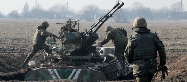 Ukrainian servicemen take position at the front line outside Kurahovo, in the Donetsk region of Ukraine, Wednesday, March 11, 2015 - Sputnik Mundo