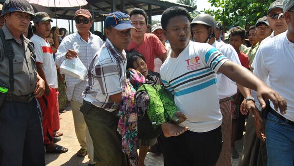 A survivor (C) from an overloaded ferry that sank is carried after she arrived at Kyaukphyu jetty in western Myanmar Rakhine state on March 14, 2015. - Sputnik Mundo