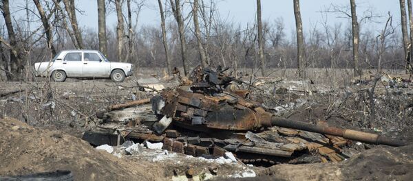 Сгоревший украинский танк в Никишино - Sputnik Mundo