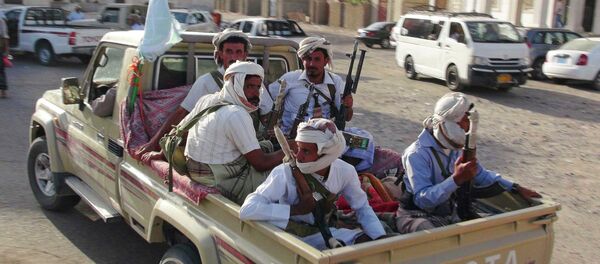 Armed tribesmen loyal to Yemen's President Abd-Rabbu Mansour Hadi - Sputnik Mundo