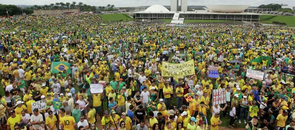 Dilma Rousseff cree que las manifestaciones refuerzan la fortaleza democrática de Brasil - Sputnik Mundo