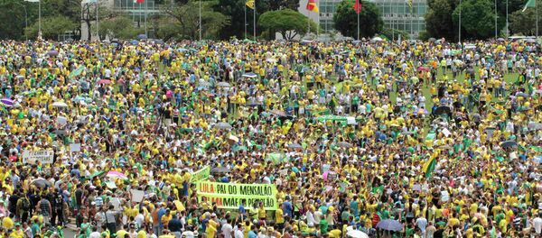 Demonstrators take part in a protest against Brazil's President Dilma Rousseff in Brasilia March 15, 2015 Demonstrators take part in a protest against Brazil's President Dilma Rousseff in Brasilia March 15, 2015 - Sputnik Mundo
