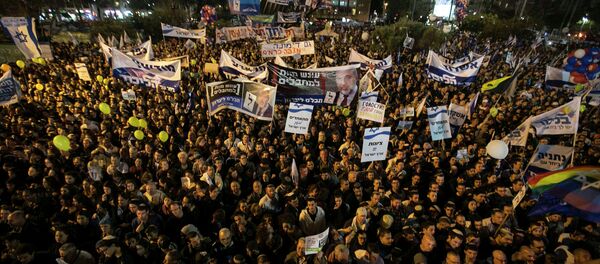 Israelis attend a right-wing rally in Tel Aviv's Rabin Square ahead of the coming election March 15, 2015. - Sputnik Mundo