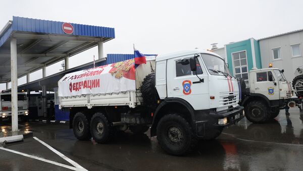 Внеочередная колонна МЧС России с гуманитарной помощью для Донбасса на КПП Матвеев Курган в Ростовской области - Sputnik Mundo