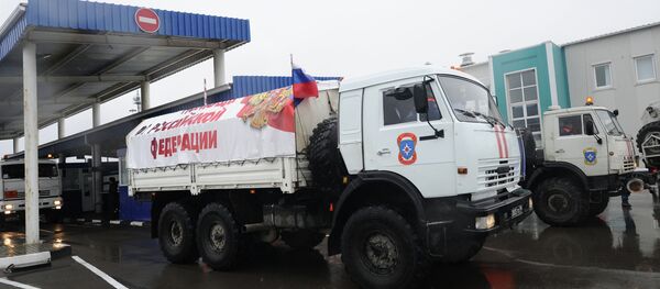 Внеочередная колонна МЧС России с гуманитарной помощью для Донбасса на КПП Матвеев Курган в Ростовской области - Sputnik Mundo