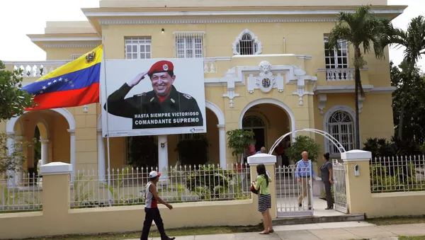 A banner of Venezuela's late president Hugo Chavez is seen at the Venezuelan embassy in Havana - Sputnik Mundo
