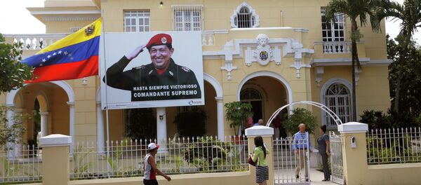 Una bandera del fallecido presidente de Venezuela Hugo Chávez se ve en la embajada de Venezuela en La Habana Una bandera del fallecido presidente de Venezuela Hugo Chávez se ve en la embajada de Venezuela en La Habana - Sputnik Mundo