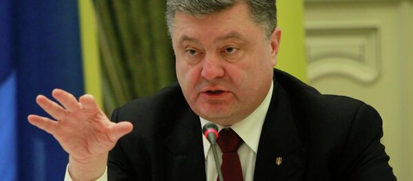 Ukrainian President Petro Poroshenko makes a statement to the media, with Swedish Prime Minister Stefan Lofven in Kiev, Ukraine, Wednesday, March 11, 2015 Ukrainian President Petro Poroshenko makes a statement to the media, with Swedish Prime Minister Stefan Lofven in Kiev, Ukraine, Wednesday, March 11, 2015 - Sputnik Mundo