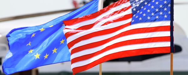 Banderas de la UE y EEUU - Sputnik Mundo