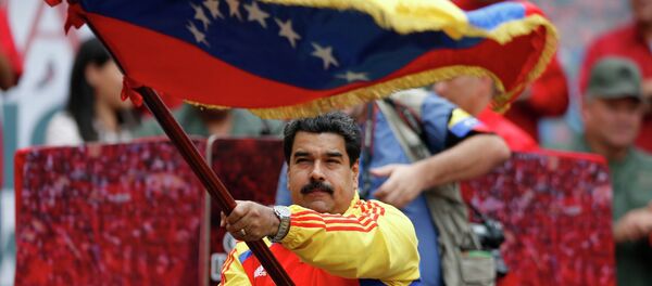 Nicolas Maduro con la bandera de Venezuela - Sputnik Mundo