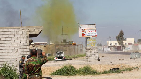 A chlorine-tinged cloud of smoke rises into the air from a bomb detonated by Iraqi army and Shi'ite fighters in Salahuddin province March 10, 2015 - Sputnik Mundo