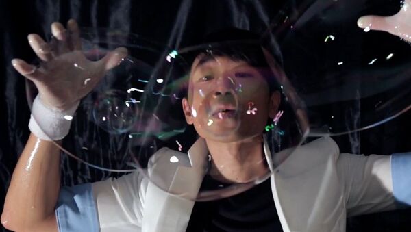 El artista de las pompas de jabón - Sputnik Mundo