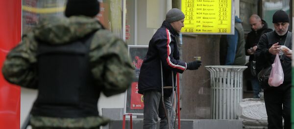 Hombre pide en una calle en Kiev - Sputnik Mundo