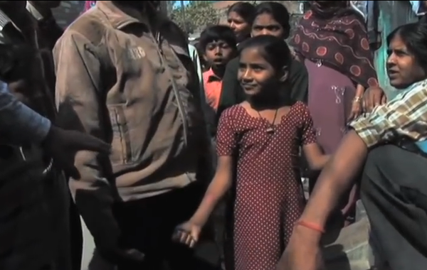 La niña que no teme a las serpientes La niña que no teme a las serpientes - Sputnik Mundo