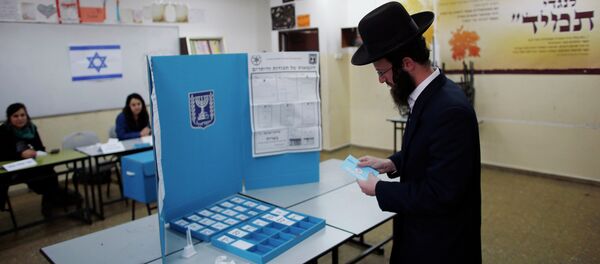 An ultra-Orthodox Jewish man casts his ballot at a polling station in Jerusalem March 17, 2015 - Sputnik Mundo