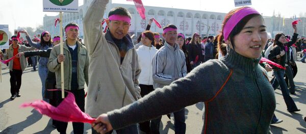 Kyrgyz youth march on the central square of Bishkek, 24 March 2006, marking the first anniversary of the so-called tulip revolution - Sputnik Mundo