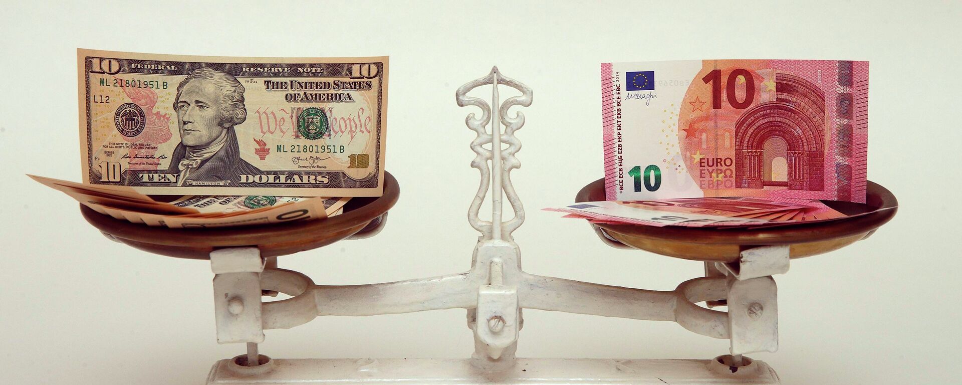 Dólar y euro en la báscula  - Sputnik Mundo, 1920, 22.08.2021