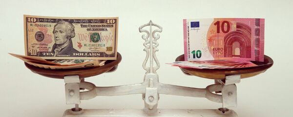 Dólar y euro en una báscula - Sputnik Mundo