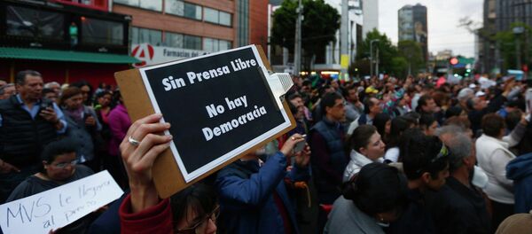A supporter holds a sign during a protest against the dismissal of Mexican journalist Carmen Aristegui, outside MVS Radio's station building in Mexico City March 16, 2015 - Sputnik Mundo
