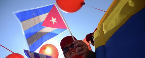 Los rusos con las banderas de Cuba y Venezuela durante las celebraciones del Día del Trabajo el 1 de mayo en el centro de Moscú - Sputnik Mundo