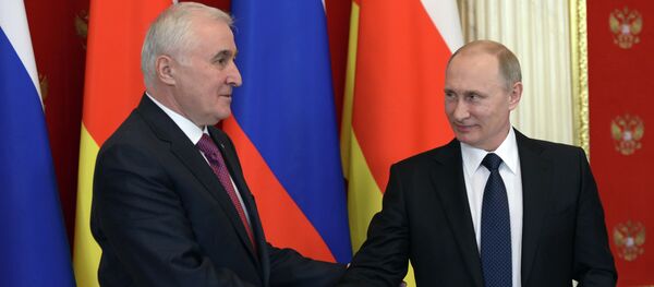 Presidente de Osetia del Sur, Leonid Tibílov y presidente de Rusia, Vladímir Putin Presidente de Osetia del Sur, Leonid Tibílov y presidente de Rusia, Vladímir Putin - Sputnik Mundo