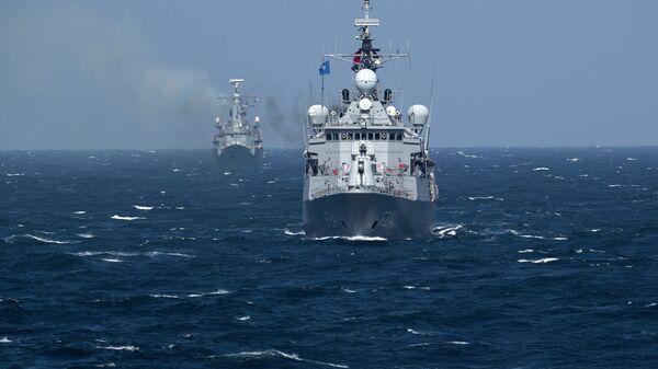 Turkish NATO warship TCG Turgutreis, foreground, maneuvers on the Black Sea after leaving the port of Constanta, Romania, Monday, March 16, 2015 - Sputnik Mundo