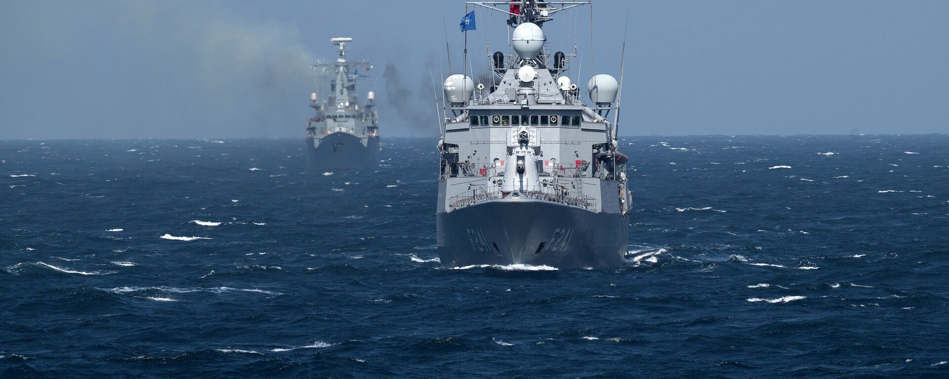 Turkish NATO warship TCG Turgutreis, foreground, maneuvers on the Black Sea after leaving the port of Constanta, Romania, Monday, March 16, 2015 - Sputnik Mundo, 1920, 25.07.2025