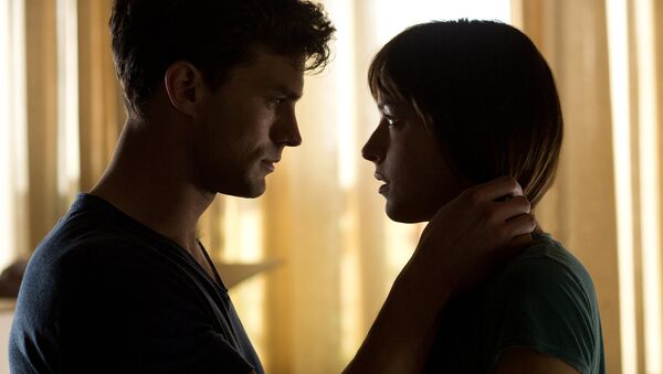 Actores Charlie Hunnam y Dakota Johnson en la película Cincuenta sombras de Grey - Sputnik Mundo