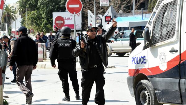 Tunisian security forces secure the area after gunmen attacked Tunis' famed Bardo Museum on March 18, 2015 - Sputnik Mundo