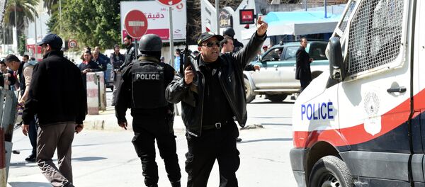 Tunisian security forces secure the area after gunmen attacked Tunis' famed Bardo Museum on March 18, 2015 - Sputnik Mundo