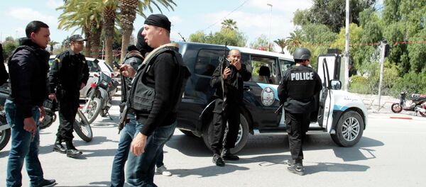 Fuerzas de seguridad tunecinas vigilan el exterior del Museo del Bardo - Sputnik Mundo