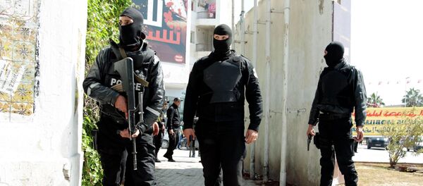 Fuerzas de seguridad tunecinas vigilan el exterior del Museo del Bardo - Sputnik Mundo