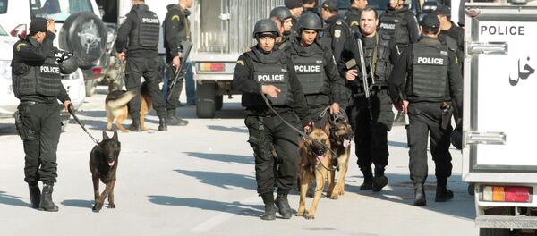 Fuerzas de seguridad tunecinas vigilan el exterior del Museo del Bardo - Sputnik Mundo