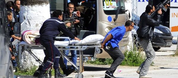 Эвакуация туристов вследствие нападения на музей в Тунисе Эвакуация туристов вследствие нападения на музей в Тунисе - Sputnik Mundo