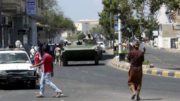 Vehículo militar se despliega en una calle que lleva al aeropuerto en la ciudad de Adén - Sputnik Mundo