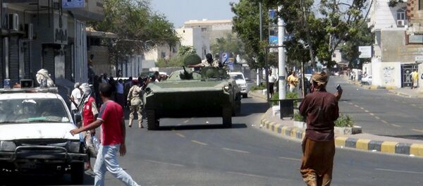 Vehículo militar se despliega en una calle que lleva al aeropuerto en la ciudad de Adén - Sputnik Mundo