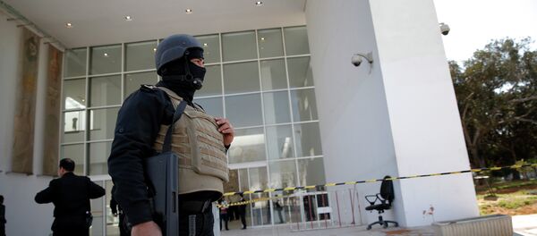 Fuerzas de seguridad tunecinas vigilan el exterior del Museo del Bardo - Sputnik Mundo