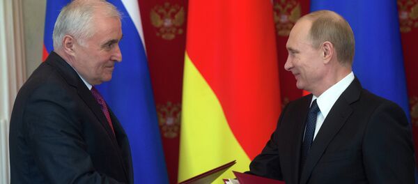 Presidente de Osetia del Sur, Leonid Tibílov y presidente de Rusia, Vladímir Putin (archivo) - Sputnik Mundo