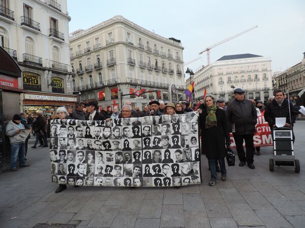 Manifestación de la Plataforma de la Memoria Histórica de España en la plaza del Sol de Madrid  - Sputnik Mundo