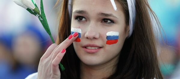 Una chica rusa con la bandera nacional pintada en su rostro - Sputnik Mundo