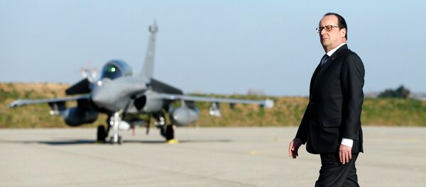 French President Francois Hollande walks on the tarmac as he arrives for a visit about nuclear deterrence and strategic Air Force at the military base in Istres, southern France February 19, 2015. - Sputnik Mundo