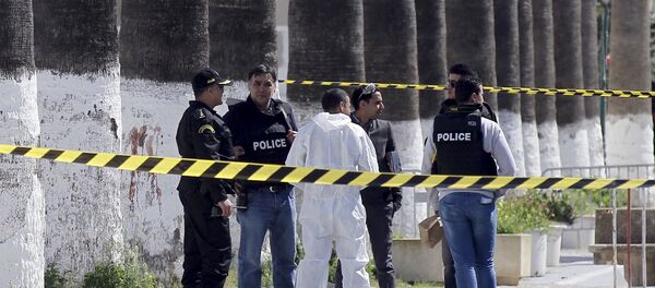 Police officers look for evidence outside the Bardo museum in Tunis, March 19, 2015. - Sputnik Mundo