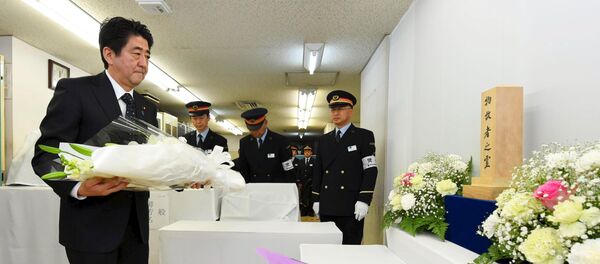 Primer ministro de Japón, Shinzo Abe, rinde homenaje a las víctimas del atentado en el metro de Tokio Primer ministro de Japón, Shinzo Abe, rinde homenaje a las víctimas del atentado en el metro de Tokio - Sputnik Mundo