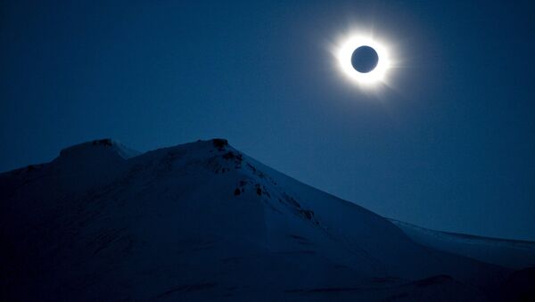 A total solar eclipse is seen in Longyearbyen on Svalbard March 20, 2015 A total solar eclipse is seen in Longyearbyen on Svalbard March 20, 2015 - Sputnik Mundo