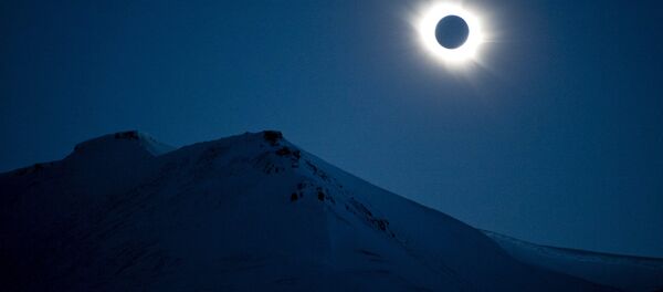 A total solar eclipse is seen in Longyearbyen on Svalbard March 20, 2015 - Sputnik Mundo