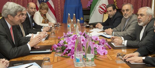 Secretario de Estado de EEUU, John Kerry y ministro de Exteriores de Irán, Mohammad Javad Zarif durante negociaciones por programa nuclear de Irán Secretario de Estado de EEUU, John Kerry y ministro de Exteriores de Irán, Mohammad Javad Zarif durante negociaciones por programa nuclear de Irán - Sputnik Mundo