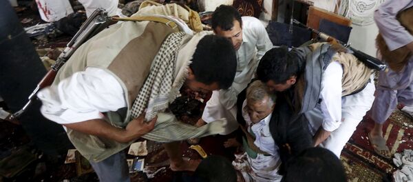 People help an injured man at the scene of a suicide bombing inside a mosque in Sanaa March 20, 2015 People help an injured man at the scene of a suicide bombing inside a mosque in Sanaa March 20, 2015 - Sputnik Mundo