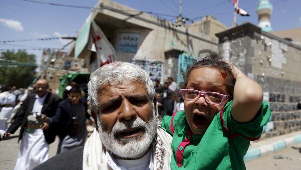 An injured girl reacts as she is carried by a man out of a mosque which was attacked by a suicide bomber in Sanaa March 20, 2015. - Sputnik Mundo