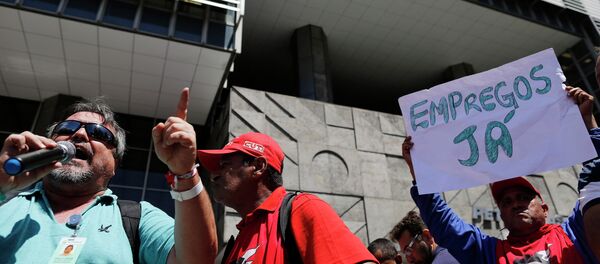 Workers protest against layoffs at the state-run oil company Petrobras - Sputnik Mundo